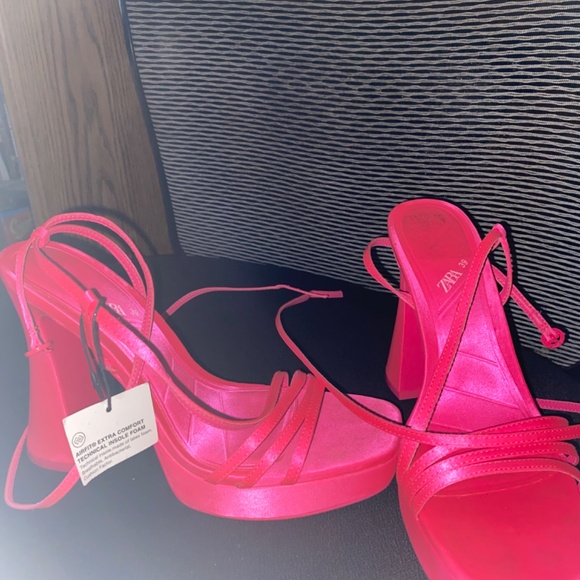 Hot pink strapped Heel - Picture 3 of 3